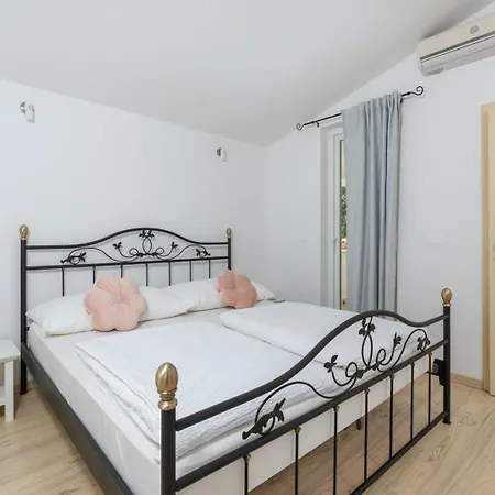 Villa Mali Raj Zikovici