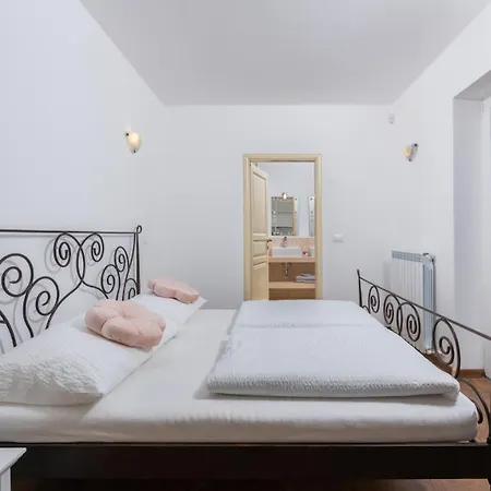 Mali Raj Villa Zikovici