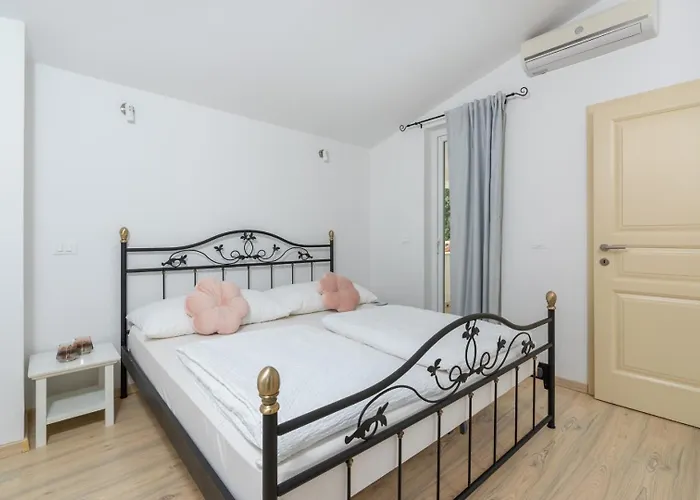 Vila Mali Raj Zikovici